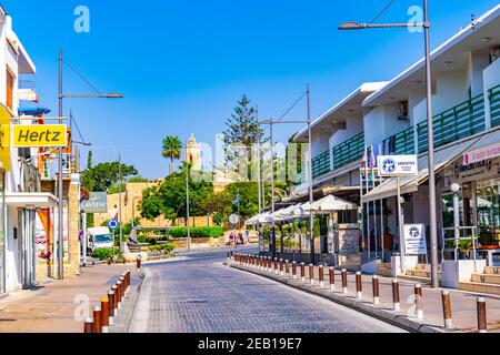 AGIA NAPA, ZYPERN, 15. AUGUST 2017: Straße mit zahlreichen touristischen Geschäften und Restaurants in Agia Napa, Zypern Stockfoto