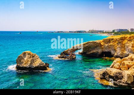 AGIA NAPA, ZYPERN, 15. AUGUST 2017: Meereshöhlen bei Cap greco im Südosten zyperns Stockfoto