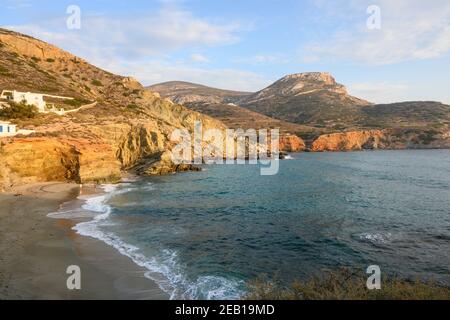 Folegandros, Griechenland - 24. September 2020: Strand von Agali, einer der schönsten Strände der Insel Folegandros. Kykladen, Griechenland Stockfoto