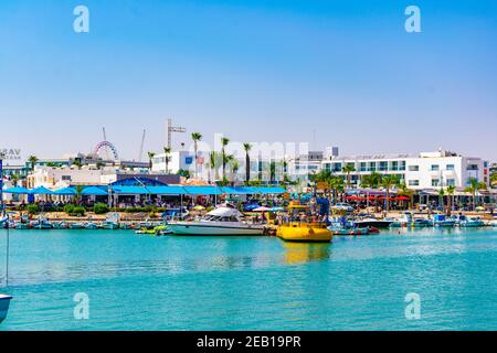 AGIA NAPA, ZYPERN, 15. AUGUST 2017: Blick auf einen Touristenhafen bei Agia Napa, Zypern Stockfoto