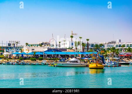 AGIA NAPA, ZYPERN, 15. AUGUST 2017: Blick auf einen Touristenhafen bei Agia Napa, Zypern Stockfoto