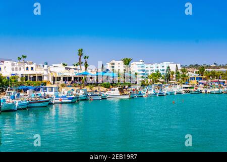 AGIA NAPA, ZYPERN, 15. AUGUST 2017: Blick auf einen Touristenhafen bei Agia Napa, Zypern Stockfoto