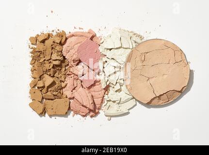 Broken eyeshadows in trendigen Farben auf weißem Hintergrund Stockfoto