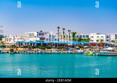 AGIA NAPA, ZYPERN, 15. AUGUST 2017: Blick auf einen Touristenhafen bei Agia Napa, Zypern Stockfoto