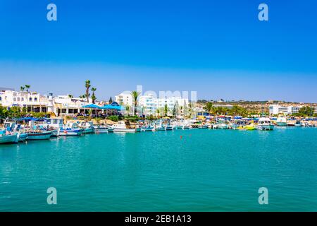 AGIA NAPA, ZYPERN, 15. AUGUST 2017: Blick auf einen Touristenhafen bei Agia Napa, Zypern Stockfoto