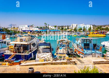 AGIA NAPA, ZYPERN, 15. AUGUST 2017: Blick auf einen Touristenhafen bei Agia Napa, Zypern Stockfoto