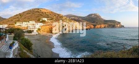 Agali Strand, einer der schönsten Strände der Insel Folegandros. Kykladen, Griechenland Stockfoto