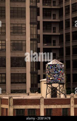 Wasserturm Buntglasskulptur auf Brooklyn New York City Dach Stockfoto