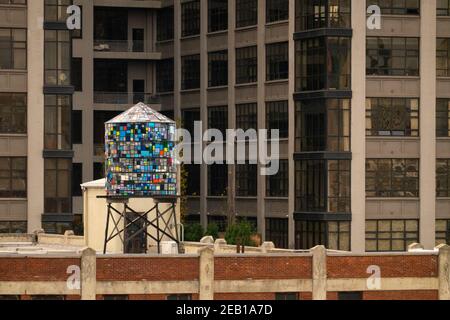 Wasserturm Buntglasskulptur auf Brooklyn New York City Dach Stockfoto