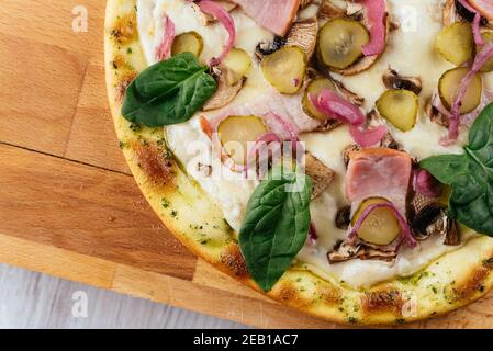 italienische Pizza im Ofen mit mazzarella, Tomaten und Basilikum Stockfoto