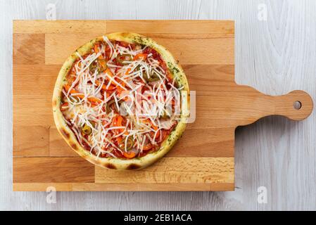 italienische Pizza im Ofen mit mazzarella, Tomaten und Basilikum Stockfoto