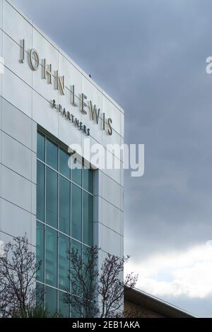 Der John Lewis Store mit einem vorhersehenden dunklen Himmel. Cribbs Causeway Retail Park in der Nähe von Bristol in der britischen 3rd Covid 19 Lockdown. Stockfoto