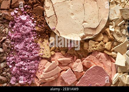 Broken eyeshadows in trendigen Farben auf weißem Hintergrund Stockfoto