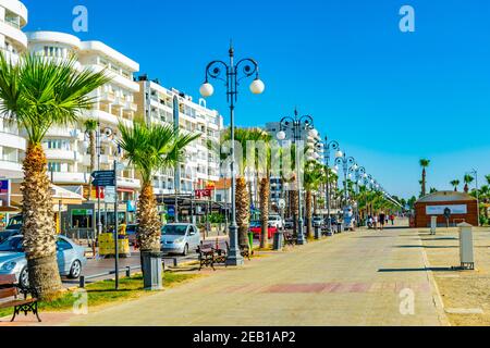 LARNACA, ZYPERN, 16. AUGUST 2017: Die Menschen genießen einen sonnigen Tag auf der Finikoudes Promenade in Larnaca, Zypern Stockfoto