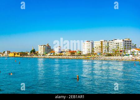 LARNACA, ZYPERN, 16. AUGUST 2017: Landschaft von Finikoudes Strand in Larnaca, Zypern Stockfoto