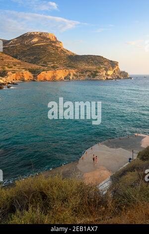 Folegandros, Griechenland - 24. September 2020: Touristen entspannen am Strand von Agali auf der Insel Folegandros. Kykladen, Griechenland Stockfoto