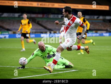 Southampton's Danny ings erzielt das erste Tor des Spiels beim fünften Lauf des Emirates FA Cup in Molineux, Wolverhampton. Bilddatum: Donnerstag, 11. Februar 2021. Stockfoto