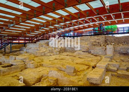 KOURION, ZYPERN, 17. AUGUST 2017: Ruinen eines alten Hauses mit schönen Bodenmosaiken im alten Kourion, Zypern Stockfoto