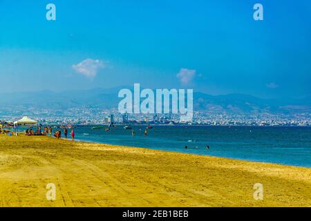 LIMASSOL, ZYPERN, 17. AUGUST 2017: Limassol gesehen hinter Menschen schwimmen an Lady's Mile Strand auf zypern Stockfoto