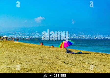 LIMASSOL, ZYPERN, 17. AUGUST 2017: Die Menschen genießen einen sonnigen Tag am Lady's Mile Strand auf zypern Stockfoto