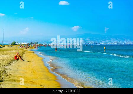 LIMASSOL, ZYPERN, 17. AUGUST 2017: Die Menschen genießen einen sonnigen Tag am Lady's Mile Strand auf zypern Stockfoto