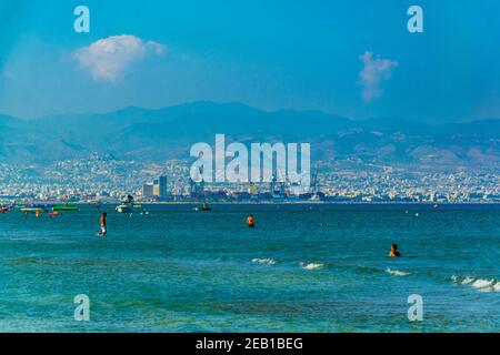 LIMASSOL, ZYPERN, 17. AUGUST 2017: Limassol gesehen hinter Menschen schwimmen an Lady's Mile Strand auf zypern Stockfoto