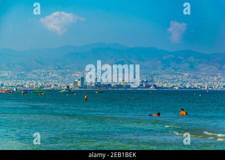 LIMASSOL, ZYPERN, 17. AUGUST 2017: Limassol gesehen hinter Menschen schwimmen an Lady's Mile Strand auf zypern Stockfoto