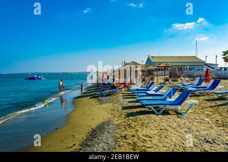 LIMASSOL, ZYPERN, 17. AUGUST 2017: Die Menschen genießen einen sonnigen Tag am Lady's Mile Strand auf zypern Stockfoto