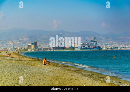 LIMASSOL, ZYPERN, 17. AUGUST 2017: Limassol gesehen hinter Menschen schwimmen an Lady's Mile Strand auf zypern Stockfoto