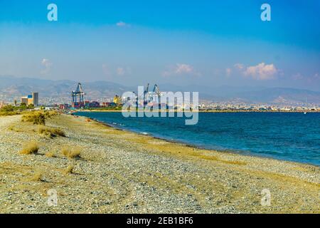 LIMASSOL, ZYPERN, 17. AUGUST 2017: Limassol gesehen hinter Menschen schwimmen an Lady's Mile Strand auf zypern Stockfoto