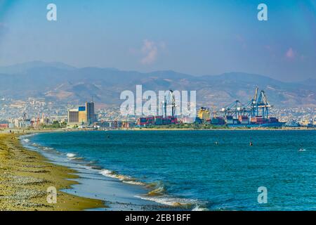 LIMASSOL, ZYPERN, 17. AUGUST 2017: Limassol gesehen hinter Menschen schwimmen an Lady's Mile Strand auf zypern Stockfoto