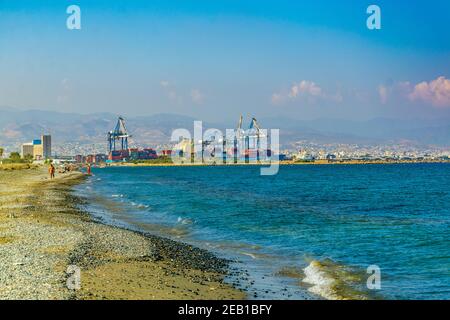 LIMASSOL, ZYPERN, 17. AUGUST 2017: Limassol gesehen hinter Menschen schwimmen an Lady's Mile Strand auf zypern Stockfoto