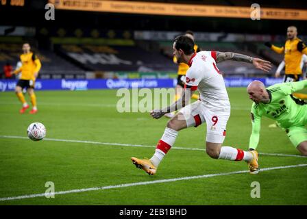 Southampton's Danny ings erzielt das erste Tor des Spiels beim fünften Lauf des Emirates FA Cup in Molineux, Wolverhampton. Bilddatum: Donnerstag, 11. Februar 2021. Stockfoto