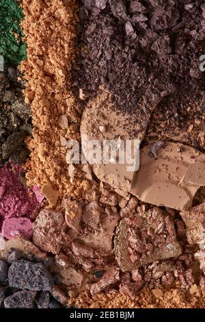 Broken eyeshadows in trendigen Farben auf weißem Hintergrund Stockfoto