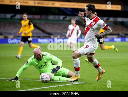 Southampton's Danny ings erzielt das erste Tor des Spiels beim fünften Lauf des Emirates FA Cup in Molineux, Wolverhampton. Bilddatum: Donnerstag, 11. Februar 2021. Stockfoto