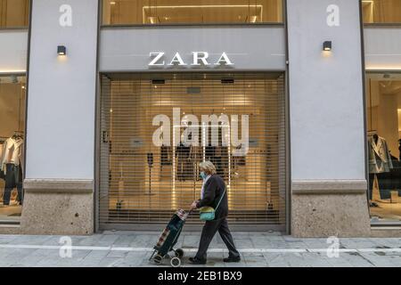 11. Februar 2021 (Malaga) EINE Frau geht vor einem Zara-Geschäft des Geschäftsmannes Amancio Ortega, das geschlossen ist, weil es kein wesentlicher Handel ist.Quelle: CORDON PRESS/Alamy Live News Stockfoto