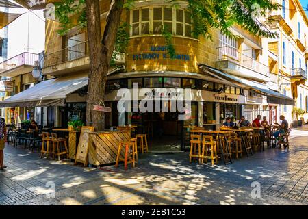 NIKOSIA, ZYPERN, 23. AUGUST 2017: Blick auf eine schmale Straße im historischen Zentrum von Nikosia, Zypern Stockfoto