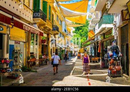NICOSIA, ZYPERN, 23. AUGUST 2017: Die Menge bewegt sich durch Ledra Straße - die wichtigste Einkaufsstraße von Nicosia, Zypern Stockfoto
