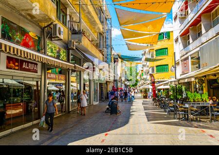 NICOSIA, ZYPERN, 23. AUGUST 2017: Die Menge bewegt sich durch Ledra Straße - die wichtigste Einkaufsstraße von Nicosia, Zypern Stockfoto