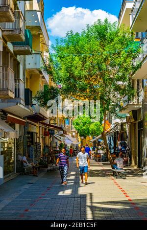NICOSIA, ZYPERN, 23. AUGUST 2017: Die Menge bewegt sich durch Ledra Straße - die wichtigste Einkaufsstraße von Nicosia, Zypern Stockfoto