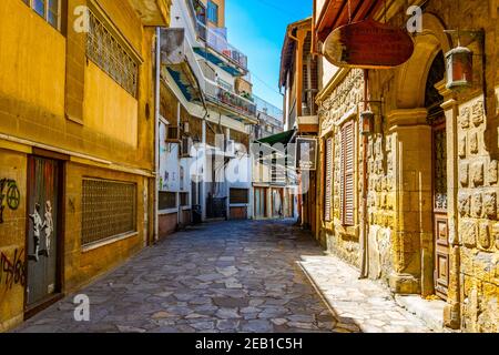 NIKOSIA, ZYPERN, 23. AUGUST 2017: Blick auf eine schmale Straße im historischen Zentrum von Nikosia, Zypern Stockfoto