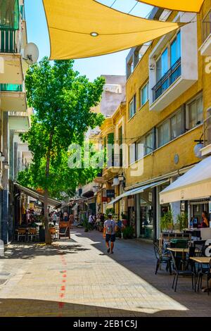 NICOSIA, ZYPERN, 23. AUGUST 2017: Die Menge bewegt sich durch Ledra Straße - die wichtigste Einkaufsstraße von Nicosia, Zypern Stockfoto