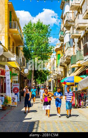 NICOSIA, ZYPERN, 23. AUGUST 2017: Die Menge bewegt sich durch Ledra Straße - die wichtigste Einkaufsstraße von Nicosia, Zypern Stockfoto