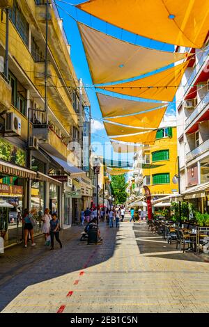 NICOSIA, ZYPERN, 23. AUGUST 2017: Die Menge bewegt sich durch Ledra Straße - die wichtigste Einkaufsstraße von Nicosia, Zypern Stockfoto