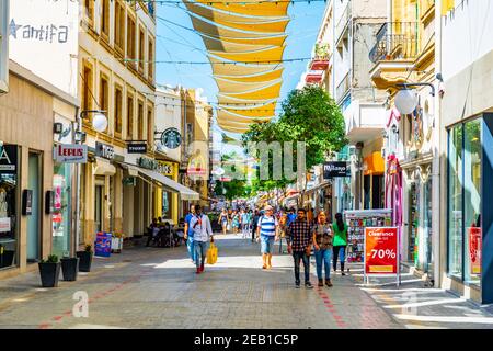 NICOSIA, ZYPERN, 23. AUGUST 2017: Die Menge bewegt sich durch Ledra Straße - die wichtigste Einkaufsstraße von Nicosia, Zypern Stockfoto