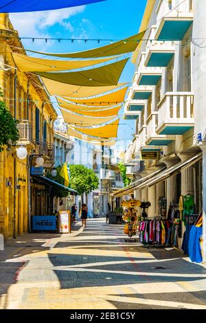 NICOSIA, ZYPERN, 23. AUGUST 2017: Die Menge bewegt sich durch Ledra Straße - die wichtigste Einkaufsstraße von Nicosia, Zypern Stockfoto