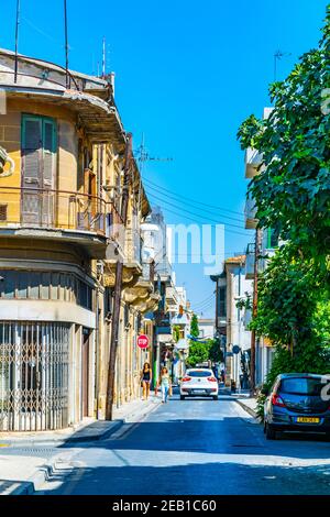 NIKOSIA, ZYPERN, 23. AUGUST 2017: Blick auf eine schmale Straße im historischen Zentrum von Nikosia, Zypern Stockfoto