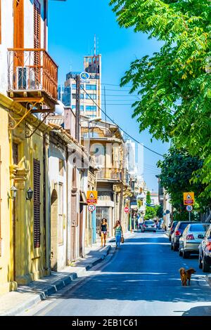 NIKOSIA, ZYPERN, 23. AUGUST 2017: Blick auf eine schmale Straße im historischen Zentrum von Nikosia, Zypern Stockfoto