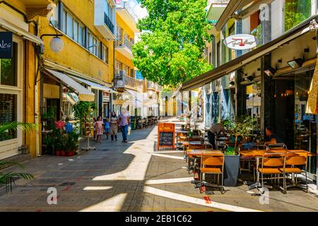 NICOSIA, ZYPERN, 23. AUGUST 2017: Die Menge bewegt sich durch Ledra Straße - die wichtigste Einkaufsstraße von Nicosia, Zypern Stockfoto