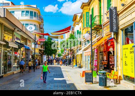 NICOSIA, ZYPERN, 23. AUGUST 2017: Die Menge bewegt sich durch Ledra Straße - die wichtigste Einkaufsstraße von Nicosia, Zypern Stockfoto